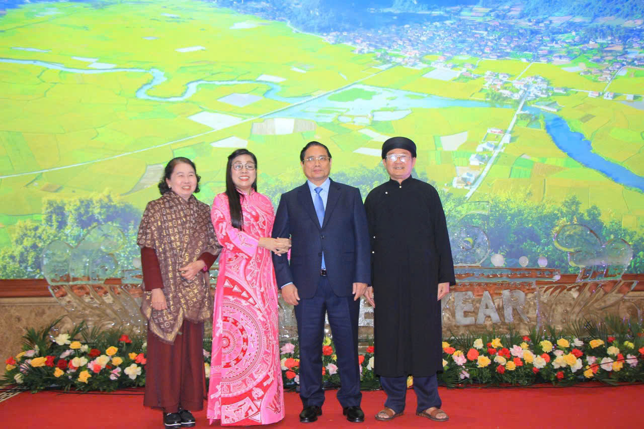 GIA ĐÌNH NGHỆ NHÂN NGUYỄN HỮU HOA – NGUYỄN THỊ OANH: MỘT NẾP NHÀ LẶNG LẼ GIỮ HỒN TRANH ĐÔNG HỒ - Tác giả: Phạm Quang Hà